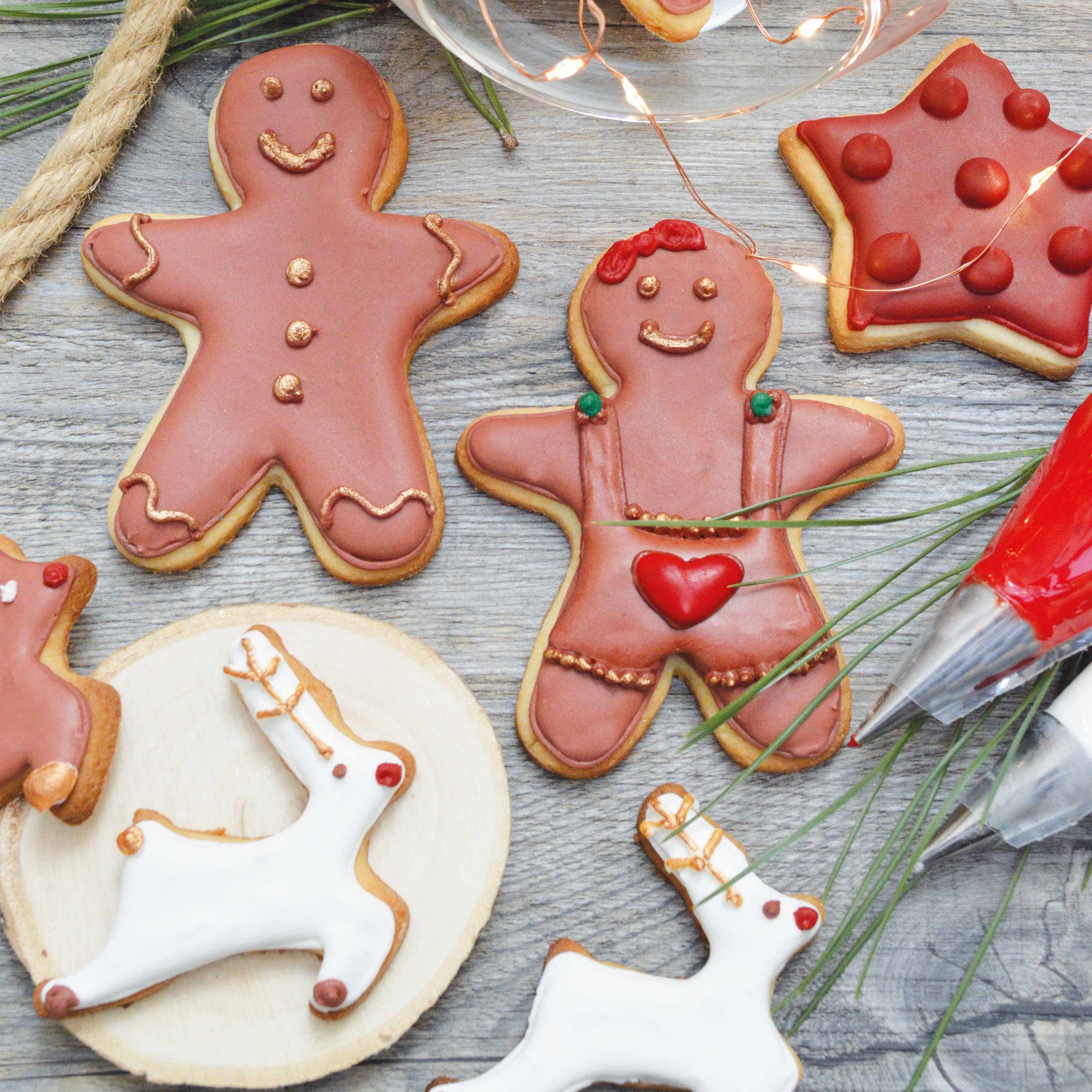 Biscuits de Noël décorés avec du glacage royal